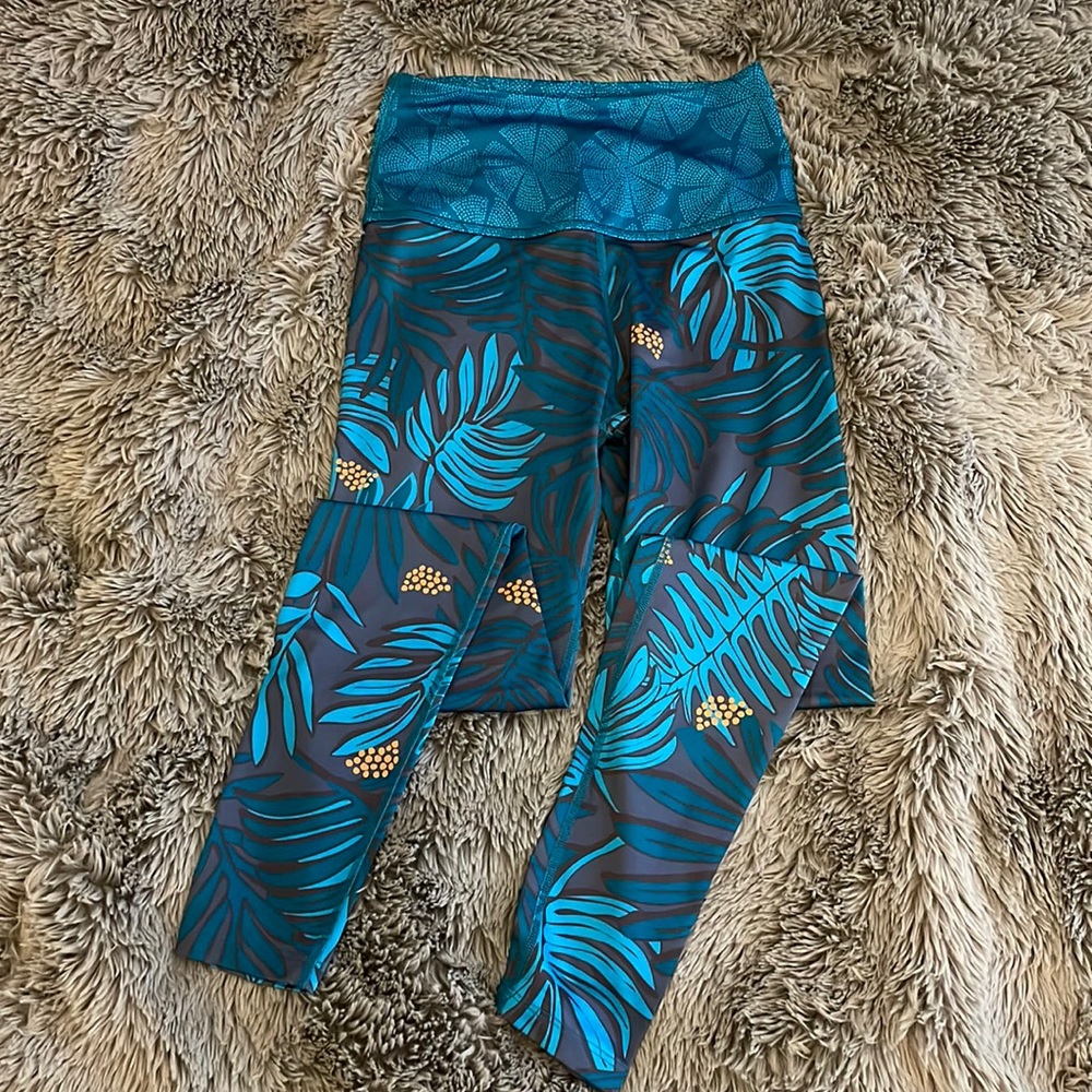 Beyond Yoga leggings, tropical pattern, size M